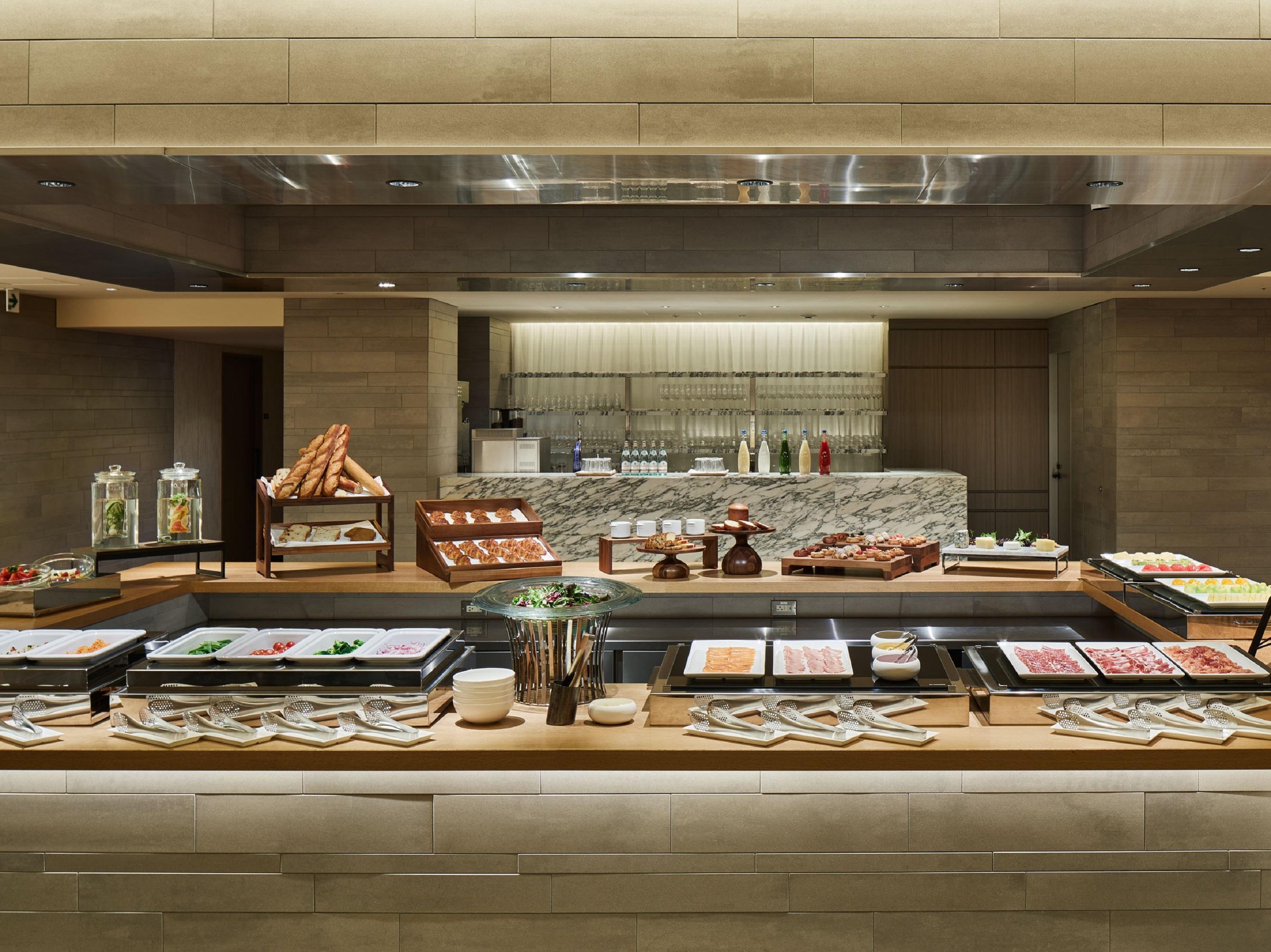 The Thousand Киото Экстерьер фото A buffet at a hotel