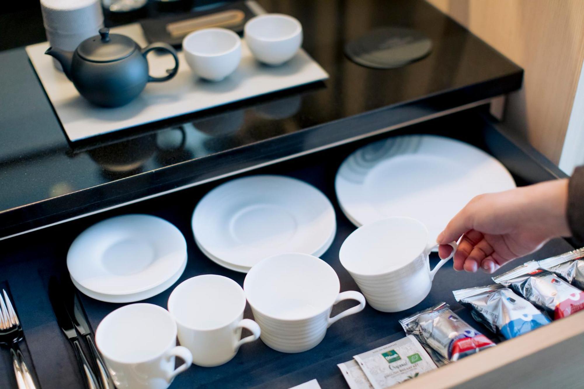 The Thousand Киото Экстерьер фото A drawer filled with tableware